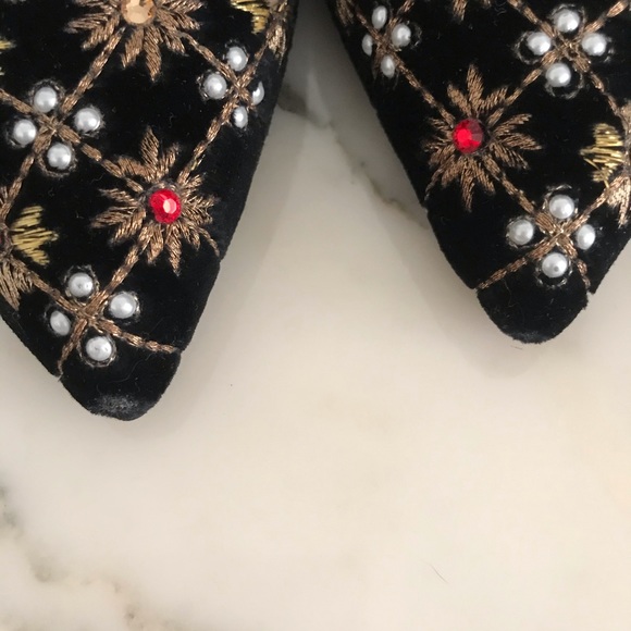 NEW Alexander McQueen Pearl Crystal Velvet Heels - Picture 3 of 6